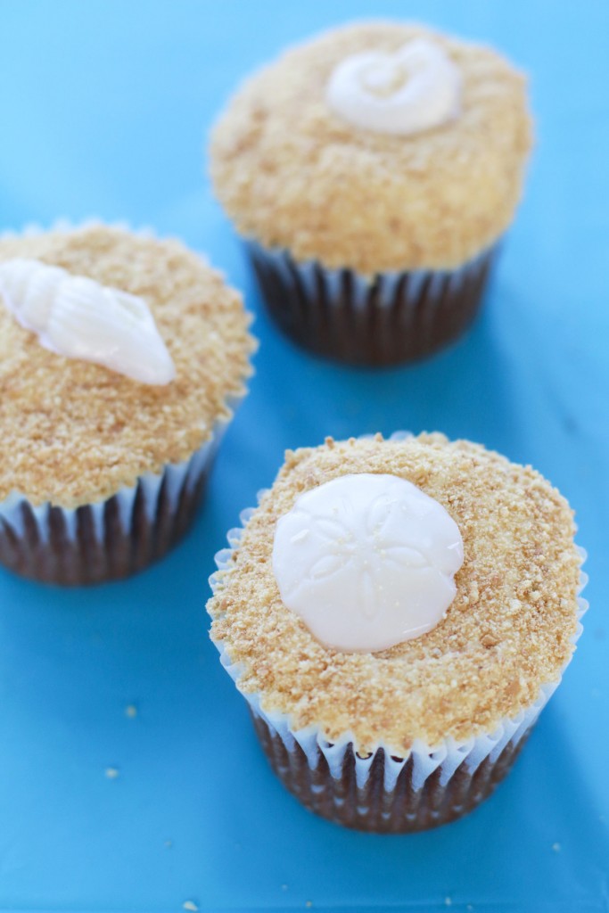 Sand and seashell cupcakes