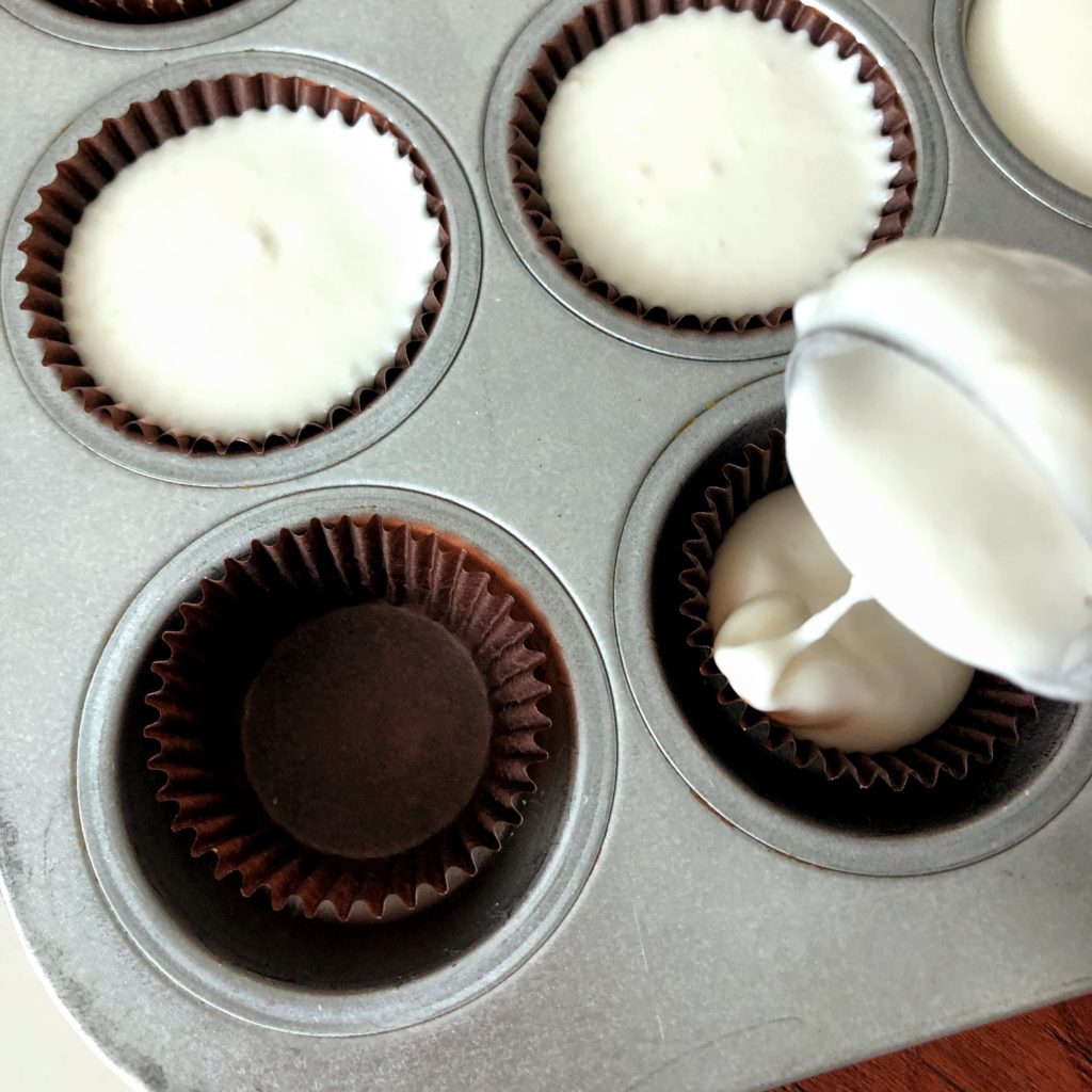 Cupcake scoop, This tool fills cupcake pans without the mess. More here:   By Insider Kitchen