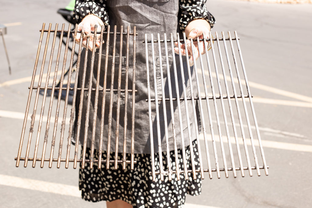 A side by side comparison of a dirty grate and a clean grate.